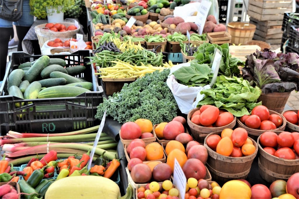 Acheter des fruits et légumes sur les marchés