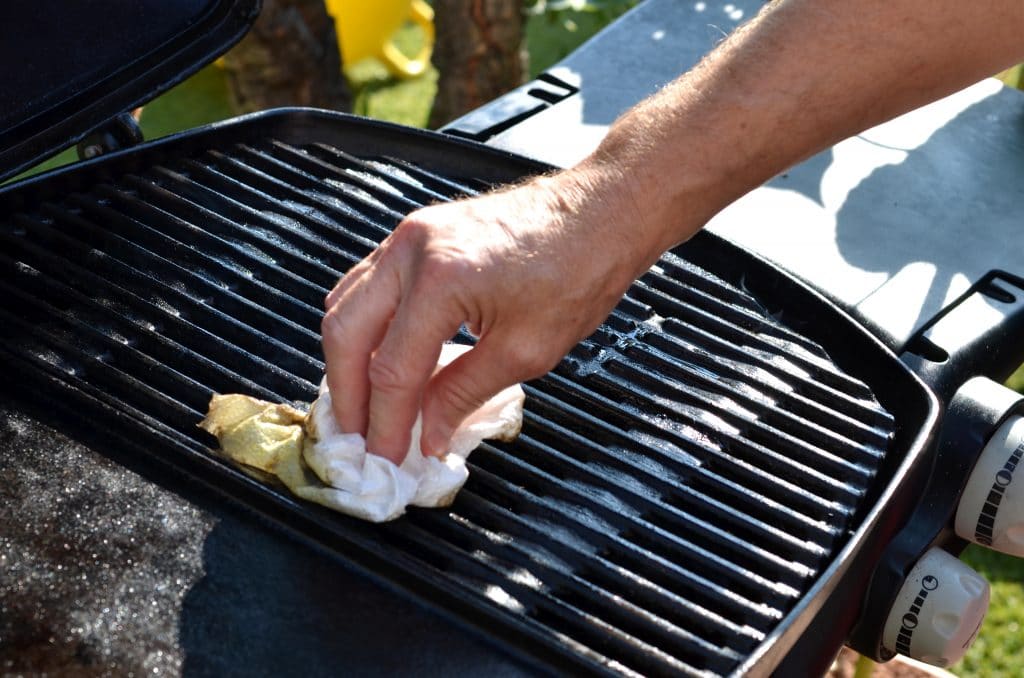 Nettoyer un barbecue électrique avec des produits naturels