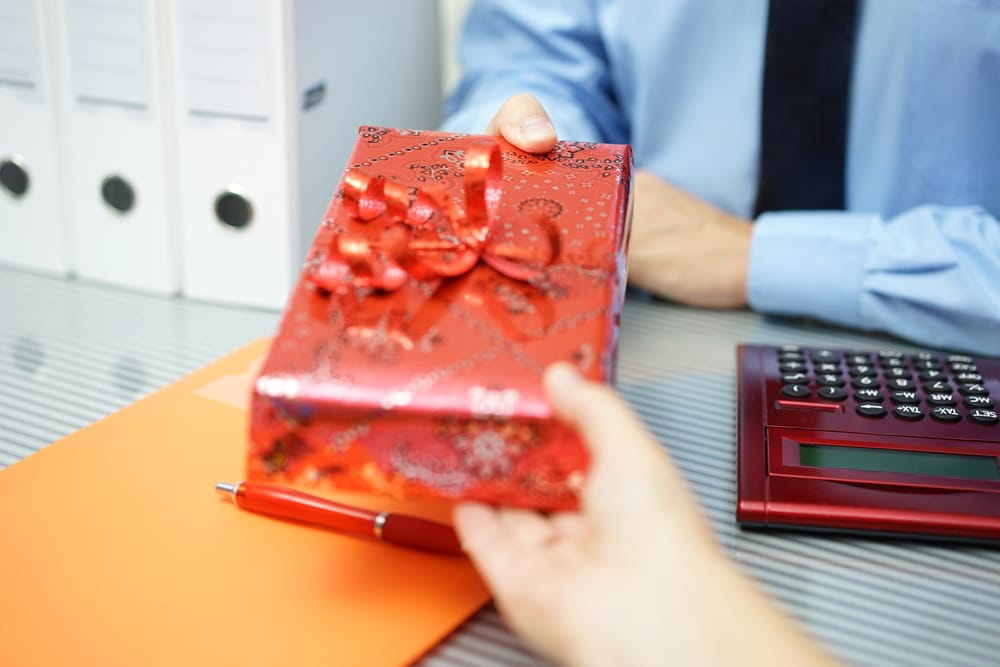 Quels objets personnalisés cadeaux offrir à ses employés ?