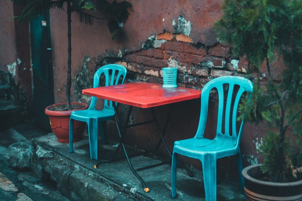 Comment restaurer des chaises de jardin en plastique ?